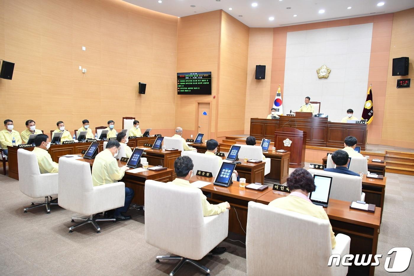 본문 이미지 - 14일 전북 완주군의회가 후반기 첫 임시회를 개회하고 있다.(완주군의회제공)2020.7.14/뉴스1