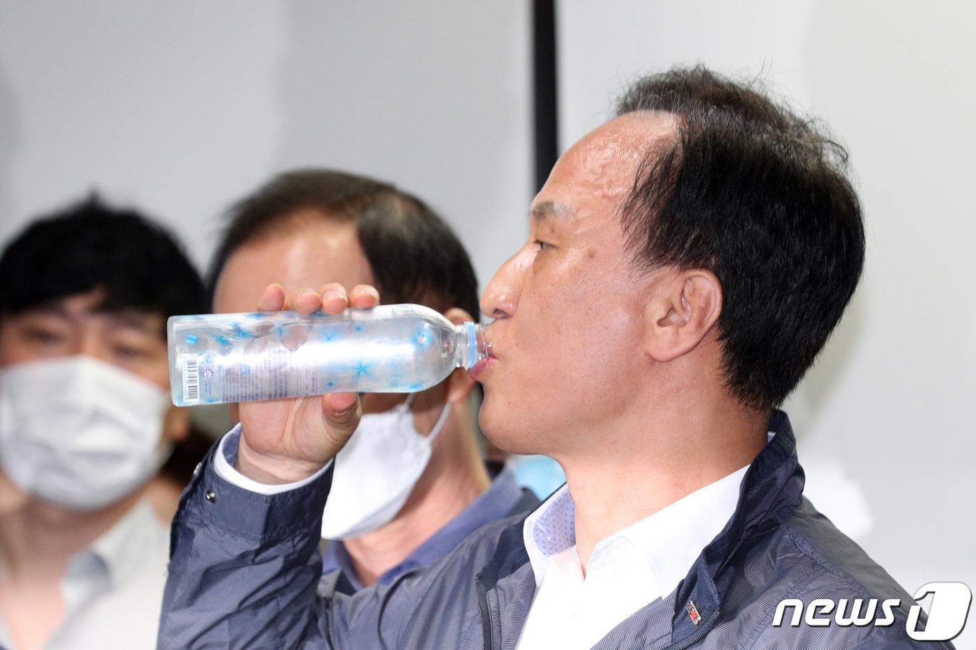 본문 이미지 - 배동욱 소상공인연합회(소공연) 회장이 지난해 7월 14일 중소기업중앙회 기자실에서 열린 기자회견 중 물을 마시고 있다.  ⓒ News1 황기선 기자