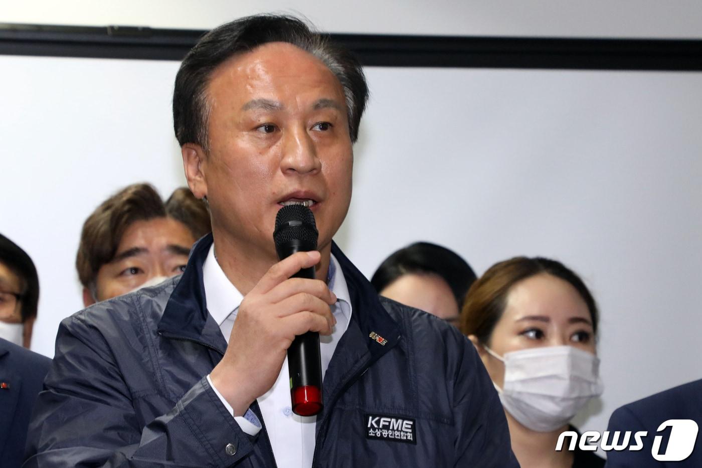 본문 이미지 - 배동욱 소상공인연합회(소공연) 회장이 지난 7월 14일 중소기업중앙회 기자회견을 하고 있다. 2020.7.14/뉴스1 ⓒ News1 황기선 기자