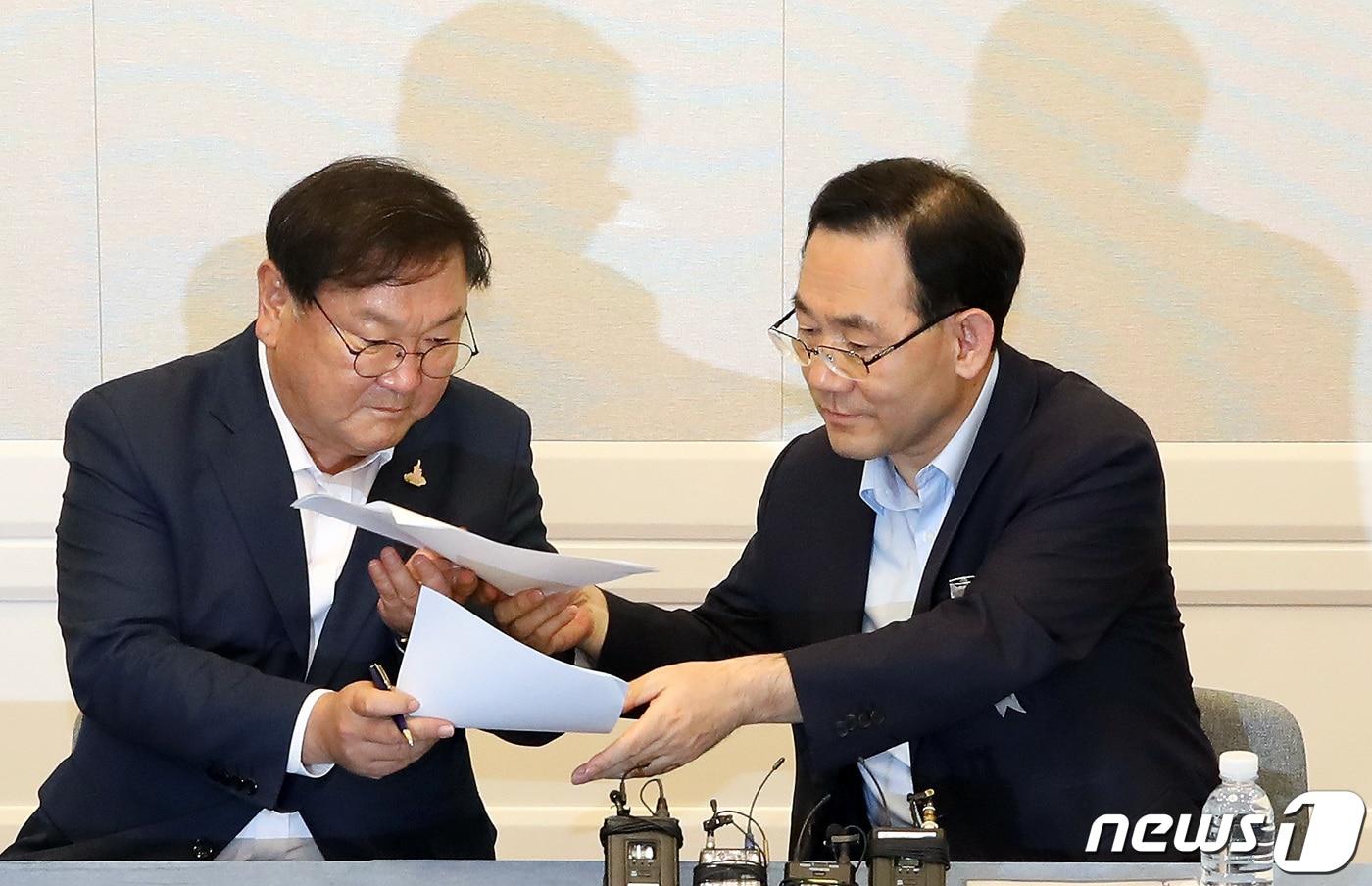 본문 이미지 - 김태년 더불어민주당 원내대표, 주호영 미래통합당 원내대표가 14일 오후 서울 여의도 국회에서 국회 개원 합의문에 서명하고 있다. 2020.7.14/뉴스1 ⓒ News1 이동해 기자