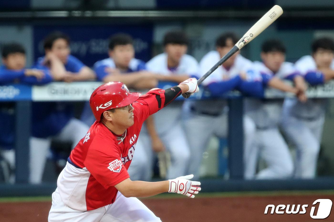 본문 이미지 - 지난 7월 14일 오후 대구삼성라이온즈파크에서 열린 프로야구 '2020 신한은행 SOL KBO리그' KIA 타이거즈와 삼성 라이온즈의 경기, 2회초 무사상황 KIA 6번타자 나주환이 안타를 때리고 있다. 2020.7.14/뉴스1 ⓒ News1 공정식 기자