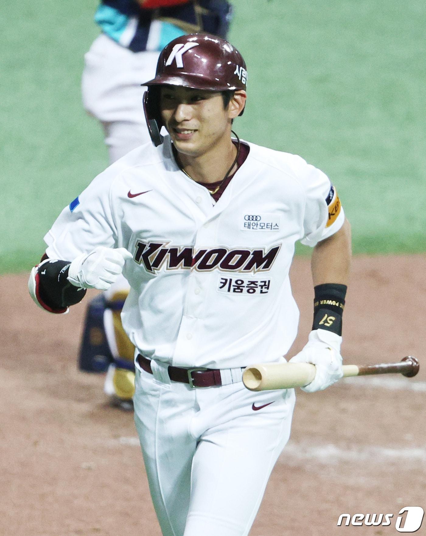 본문 이미지 - 14일 오후 서울 고척스카이돔에서 열린 프로야구 KBO리그 키움과 NC의 경기에서 5회말 키움 이정후가 솔로홈런을 날린 뒤 미소짓고 있다. 2020.7.14/뉴스 ⓒ News1 박지혜 기자