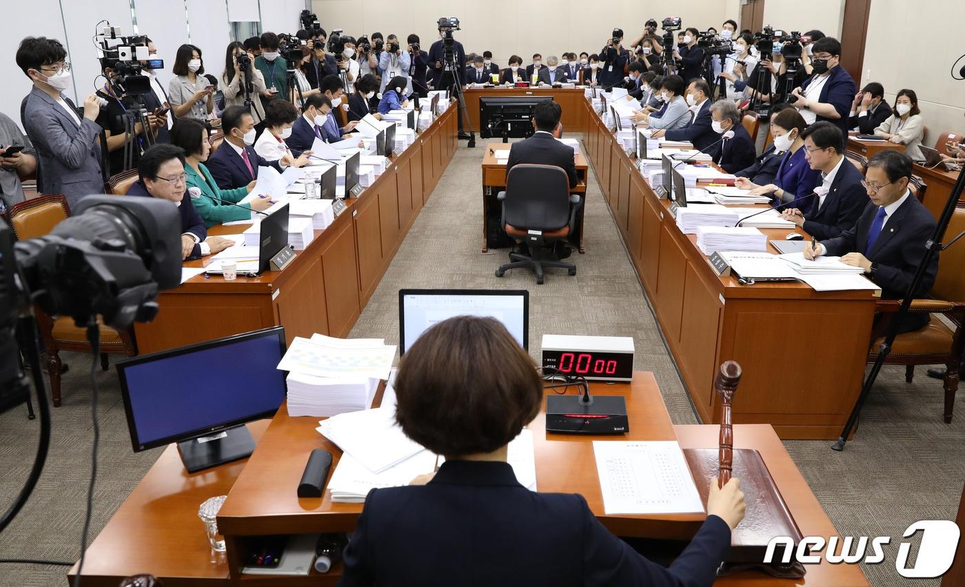 본문 이미지 - 한정애 보건복지위원장이 15일 오전 서울 여의도 국회에서 열린 보건복지위원회 전체회의에서 의사봉을 두드리고 있다. 2020.7.15/뉴스1 ⓒ News1 이동해 기자