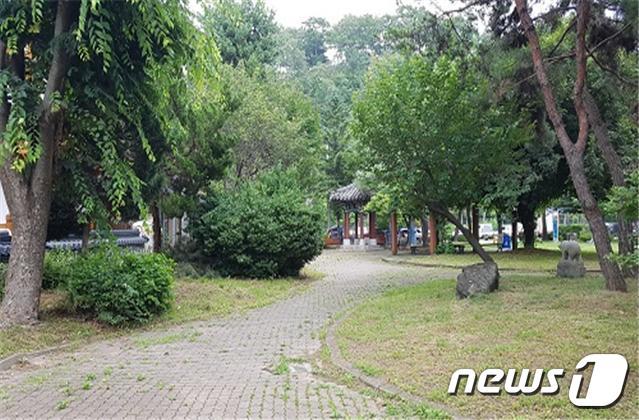 본문 이미지 - ‘충남형 어르신 놀이터 조성’ 공모사업에 선정된 공주시 금성동 춘수정 도시공원 모습ⓒ 뉴스1