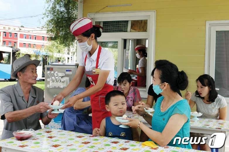 본문 이미지 - 빙수 전문 매대에서 빙수를 즐기고 있는 평양 주민들의 모습. ('통일신보' 갈무리)ⓒ 뉴스1