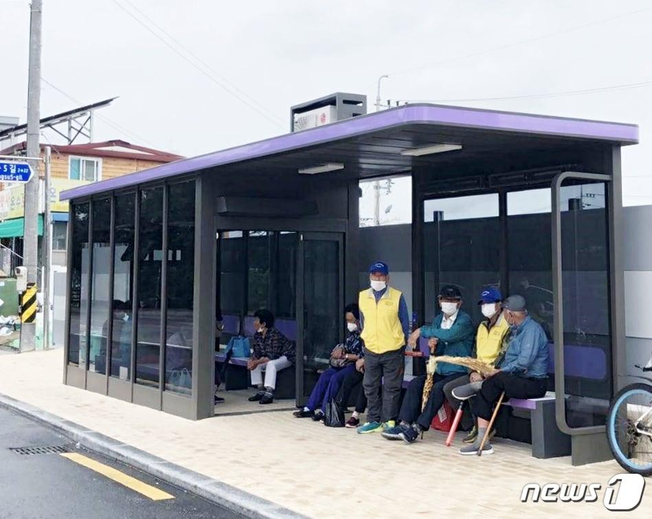 본문 이미지 - 전북 정읍시가 미세먼지와 환경오염으로부터 시민의 건강과 안전을 지키기 위해 시내버스 승강장에 미세먼지를 차단할 수 있는 시설을 설치해 호응을 얻고 있다. ⓒ 뉴스1