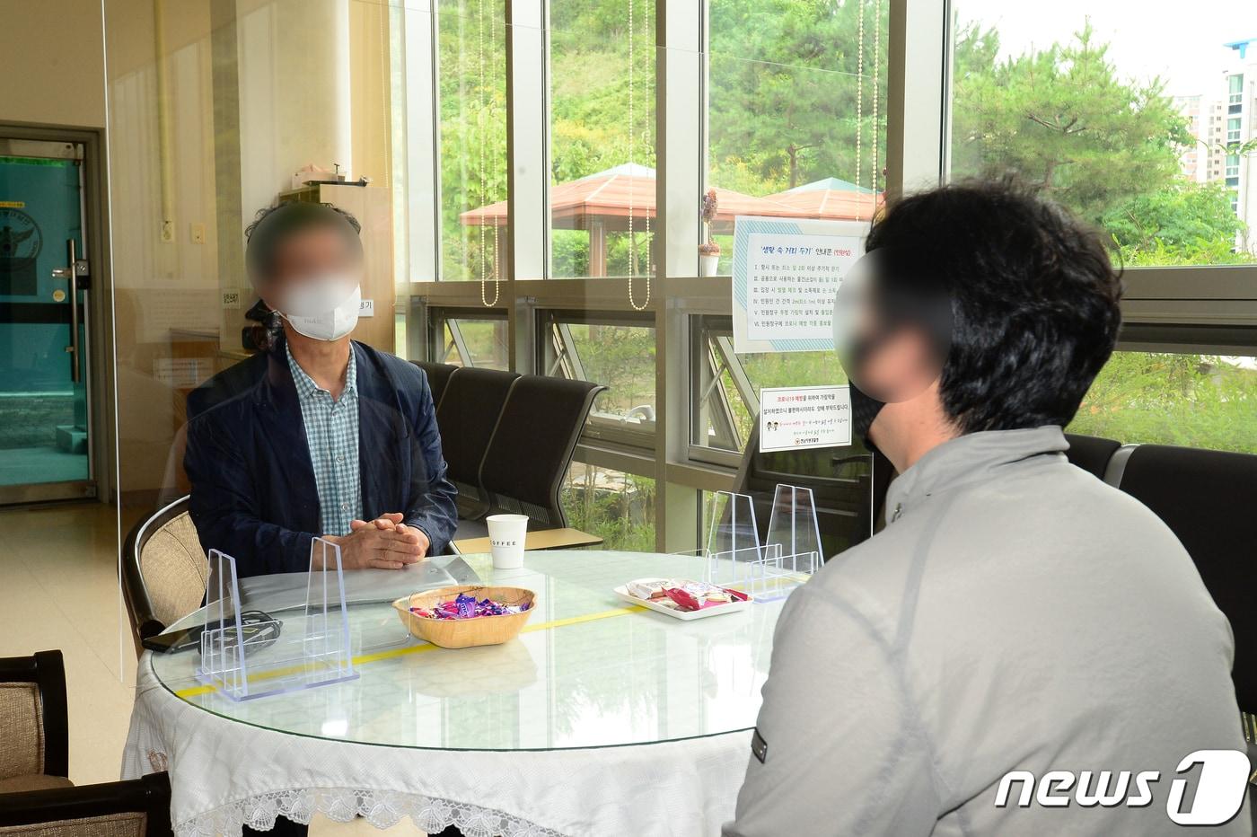 본문 이미지 - 15일 오후 전남 무안군 전남지방경찰청 민원실에서 충남 서산경찰서 소속 A경감이 살인 혐의로 16년째 복역 중인 장모씨 사건 재수사를 요청하고 있다.2020.7.15 /뉴스1 ⓒ News1 한산 기자
