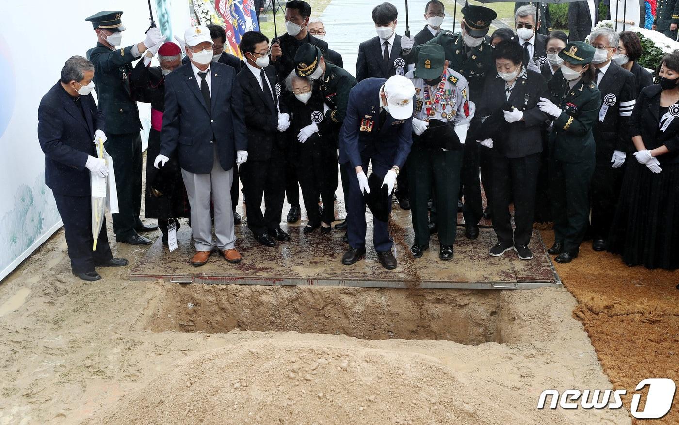 고 백선엽 예비역 육군 대장의 안장식이 엄수된 15일 오전 대전 유성구 국립대전현충원에서 유가족과 국가유공자가 허토를 하고 있다. 2020.7.15/뉴스1 ⓒ News1 장수영 기자