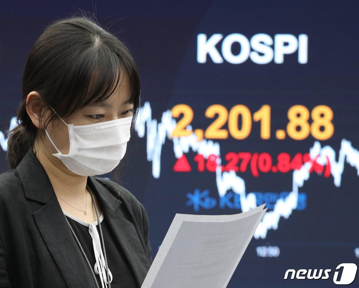 본문 이미지 - 15일 오후 서울 영등포구 KB국민은행 여의도지점 스마트딜링룸에서 직원이 업무를 보고 있다. 이날 코스피는 전거래일 대비 18.27포인트(0.84%) 오른 2,201.88을, 코스닥은 2.90포인트( 0.37%) 오른 781.29를 기록했다. 2020.7.15/뉴스1 ⓒ News1 신웅수 기자