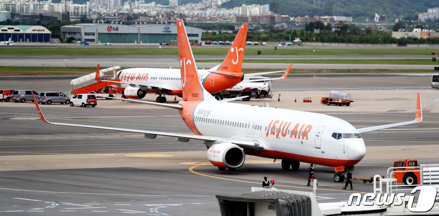 김포공항에 계류되어 있는 제주항공 여객기의 모습.2020.7.15/뉴스1 ⓒ News1 정진욱 기자