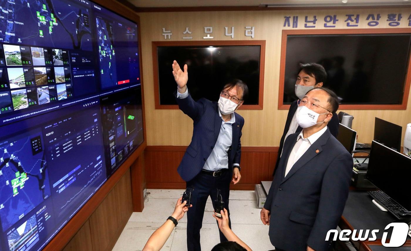 본문 이미지 - 홍남기 부총리 겸 기획재정부 장관이 15일 오후 한국판 뉴딜 현장방문으로 경기도 하남시청 재난종합상황실을 찾아 KT의 안전관제 시스템을 살펴보고 있다. 2020.7.15/뉴스1 ⓒ News1 이승배 기자