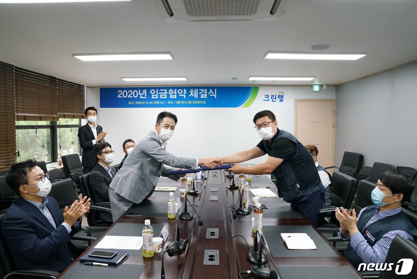 본문 이미지 - 승문수 크린랲 대표와 김상욱 크린랲 노동조합 지회장이 지난 14일 임금 협약 체결식에서 악수를 하고 있다. (크린랲 제공) / 2020.07.15 ⓒ 뉴스1