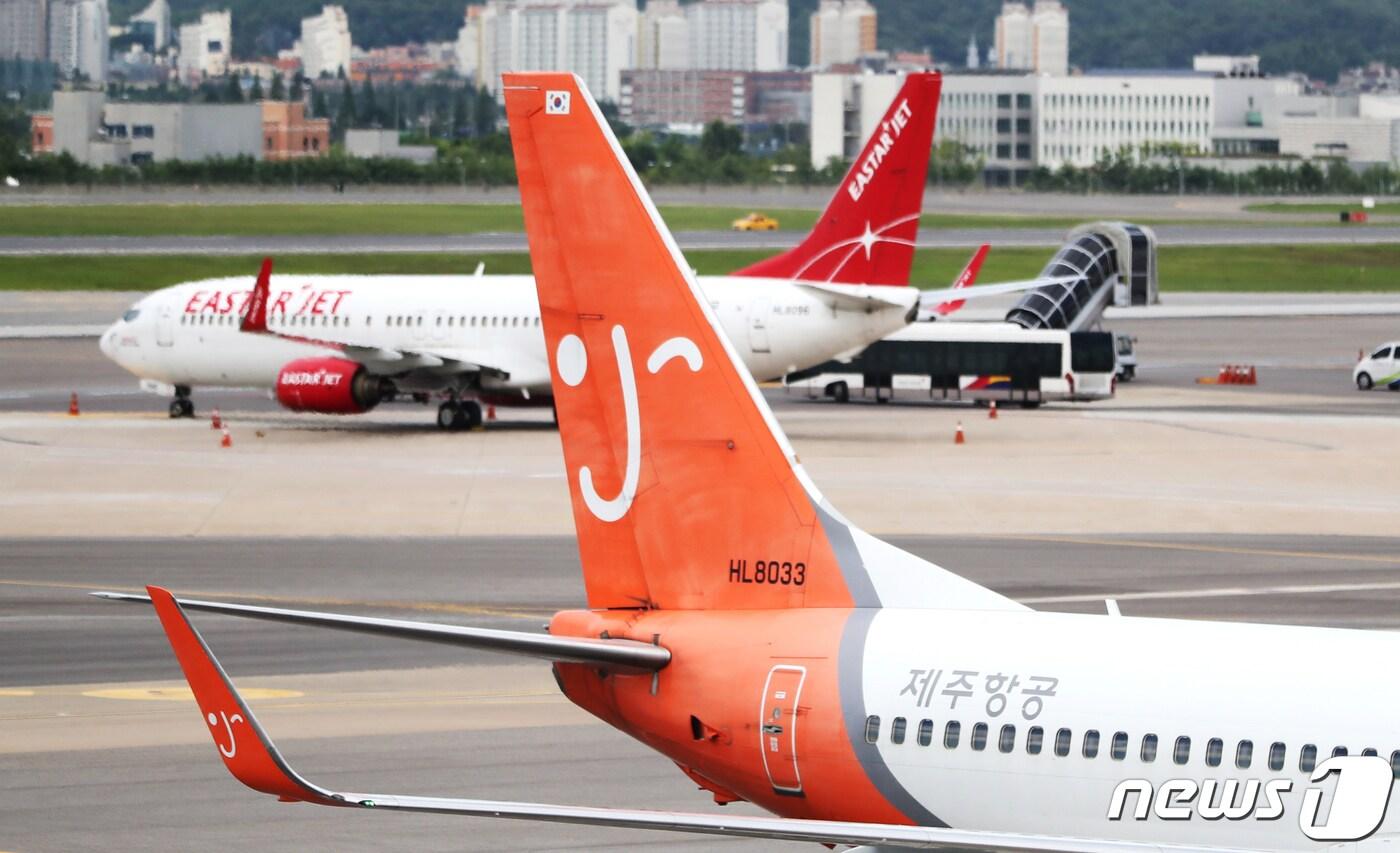 김포공항에 계류되어 있는 제주·이스타항공 여객기의 모습. 2020.7.15/뉴스1 ⓒ News1 정진욱 기자