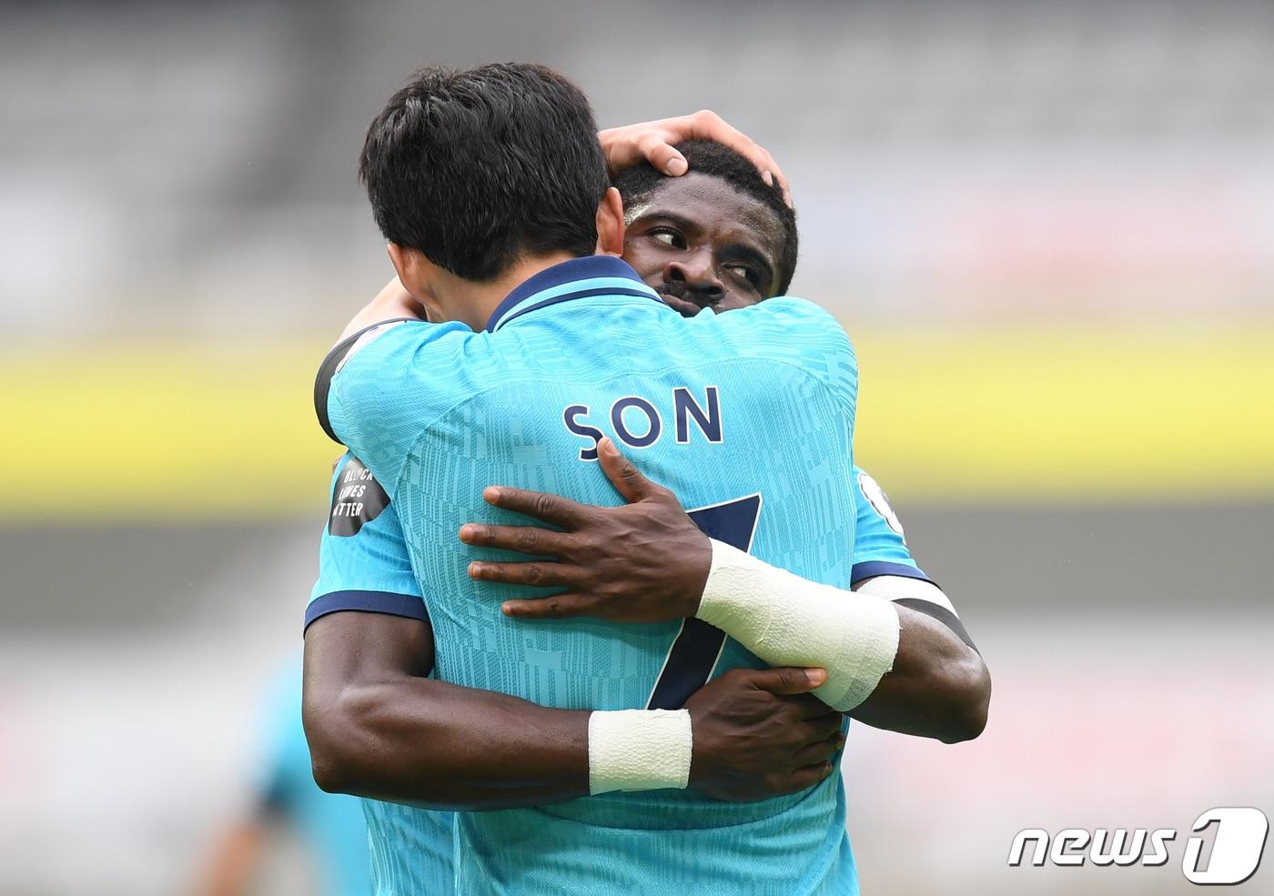손흥민이 15일(현지시간) 영국 뉴캐슬의 세인트 제임스 파크에서 열린 프리미어리그 뉴캐슬과 축구 경기서 선제골을 넣은 뒤 며칠 전 동생을 잃은 세르주 오리에와 포옹을 하고 있다. ⓒ 로이터=뉴스1 ⓒ News1 우동명 기자