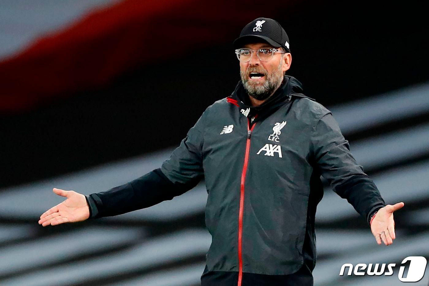 본문 이미지 - 리버풀의 위르겐 클롭 감독이 아스널전에서 나온 수비진의 실수를 보며 허탈한 표정을 짓고 있다. ⓒ AFP=뉴스1