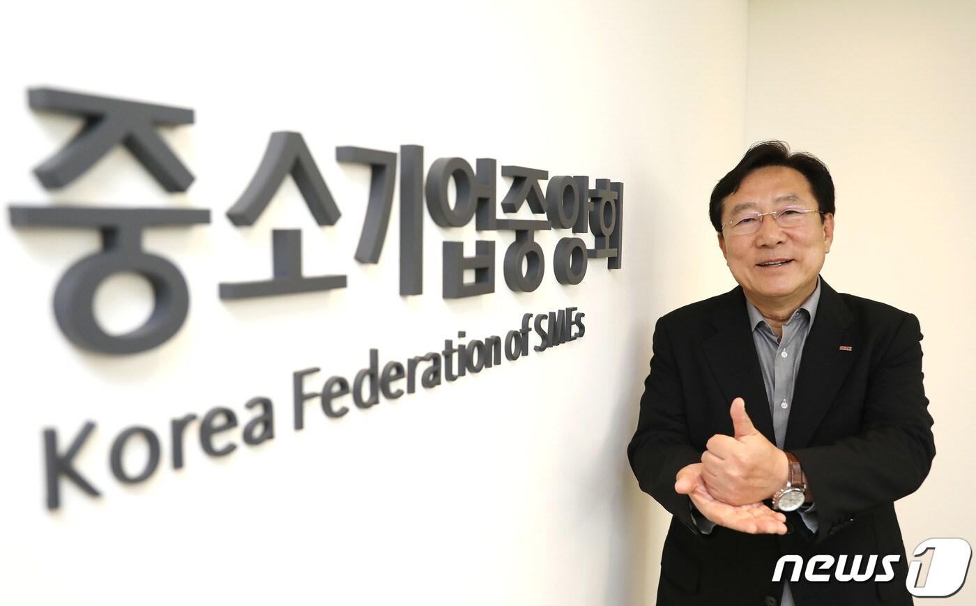 본문 이미지 - 김기문 중소기업중앙회 회장이 16일 오전 서울 영등포구 은행로 중소기업중앙회에서 뉴스1과 인터뷰를 갖고 있다. 2020.7.16/뉴스1 ⓒ News1 임세영 기자