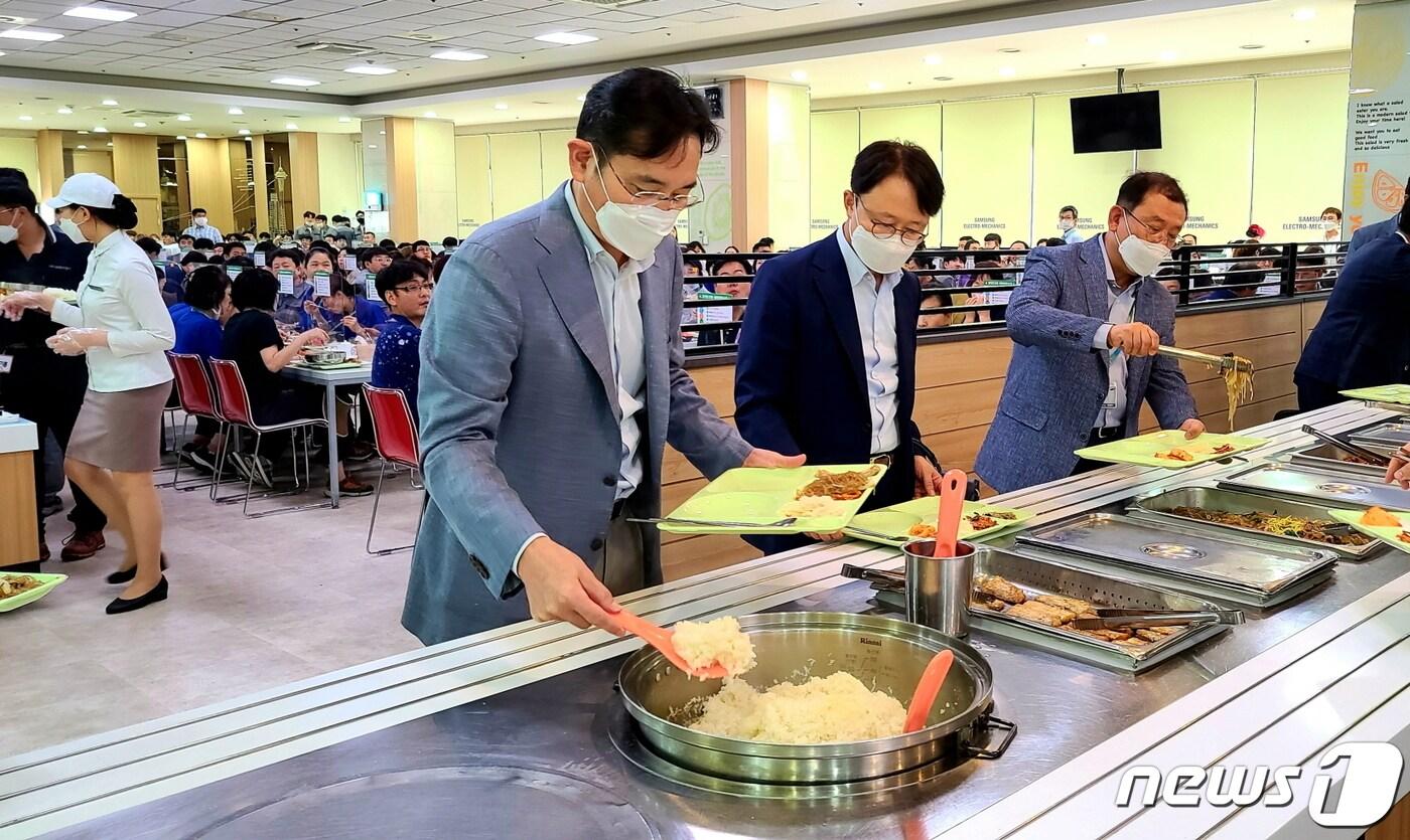 본문 이미지 - 이재용 삼성전자 부회장이 2020년 7월 16일 삼성전기 부산사업장에 위치한 전장용 MLCC(적층세라믹캐피시터) 전용 생산 공장을 살펴보기에 앞서 구내식당에서 임직원들과 식사하고 있다. (삼성전자 제공) 2020.7.16/뉴스1