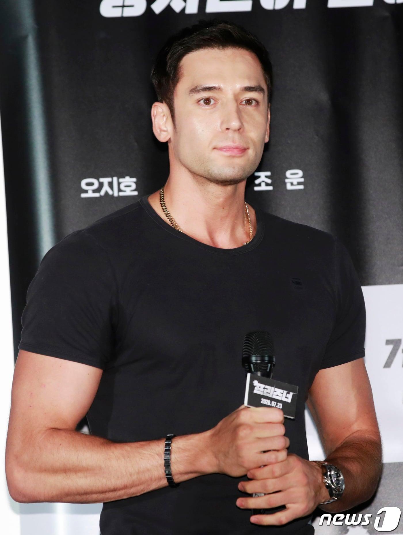 본문 이미지 - 배우 줄리엔 강이 16일 오후 서울 용산구 CGV용산점에서 열린 영화 '프리즈너' 언론시사회 및 기자간담회에 참석해 매력을 발산하고 있다. 2020.7.16/뉴스1 ⓒ News1 권현진 기자