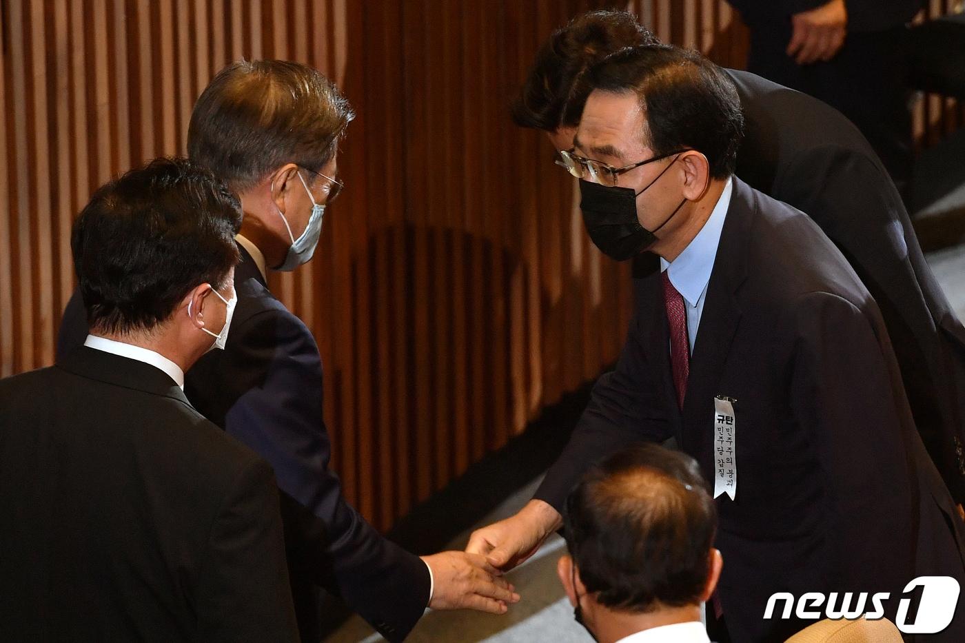 본문 이미지 - 문재인 대통령이 16일 오후 서울 여의도 국회에서 열린 제21대 국회 개원식에서 개원 연설을 마친 뒤 주호영 미래통합당 원내대표와 인사하고 있다. 2020.7.16/뉴스1 ⓒ News1 박세연 기자