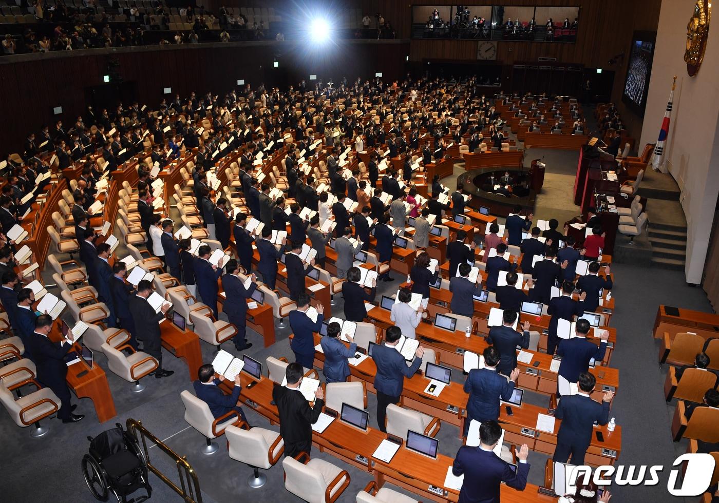 본문 이미지 - 제21대 국회의원들이 서울 여의도 국회에서 열린 제21대 국회 개원식에서 국회의원 선서를 하고 있다. 2020.7.16/뉴스1 ⓒ News1 박세연 기자