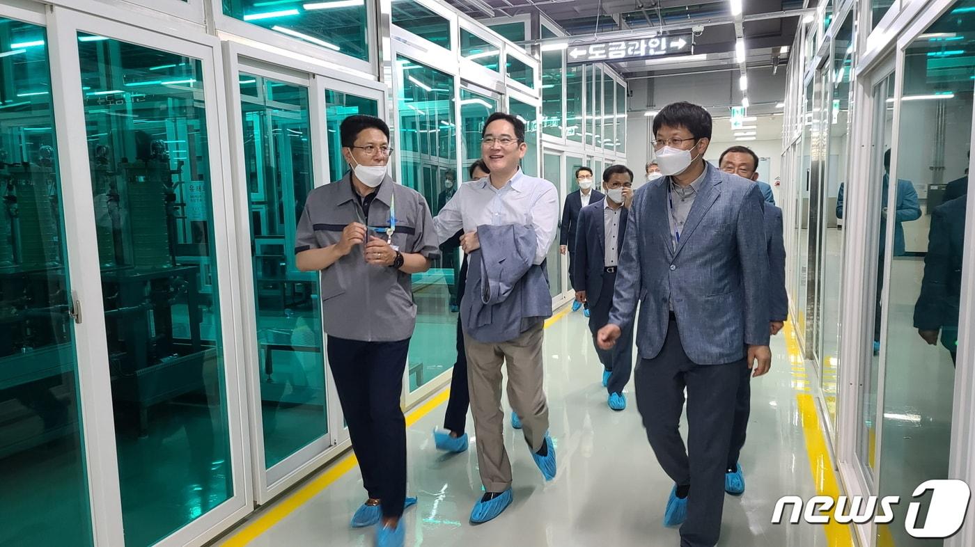 본문 이미지 - 이재용 삼성전자 회장이 삼성전기 부산사업장에 위치한 전장용 MLCC 생산 공장을 점검하고 있다. (삼성전자 제공) 