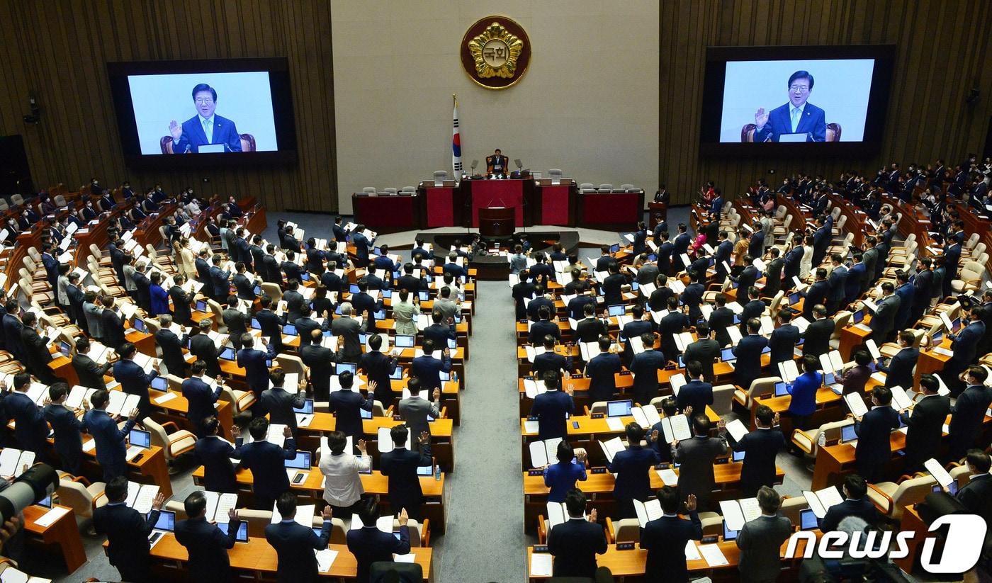 제21대 국회의원들이 지난 7월16일 국회 본회의장에서 열린 제21대 국회 개원식에서 국회의원 선서를 하고 있다.  사진은 기사 내용과 무관. 2020.7.16/뉴스1 ⓒ News1 신웅수 기자
