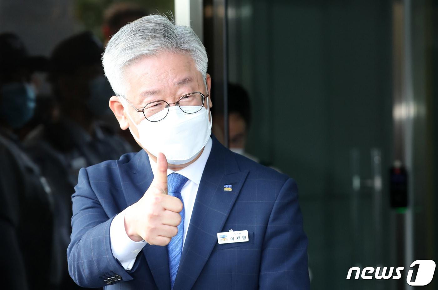 본문 이미지 - 선거법 위반 등 혐의로 2심에서 당선 무효형을 선고받고 대법원의 원심 파기환송으로 지사직을 유지하게 된 이재명 경기도지사가 16일 오후 경기도 수원시 팔달구 경기도청에서 입장을 밝히던 중 지지자들에게 인사하고 있다. 2020.7.16/뉴스1 ⓒ News1 조태형 기자