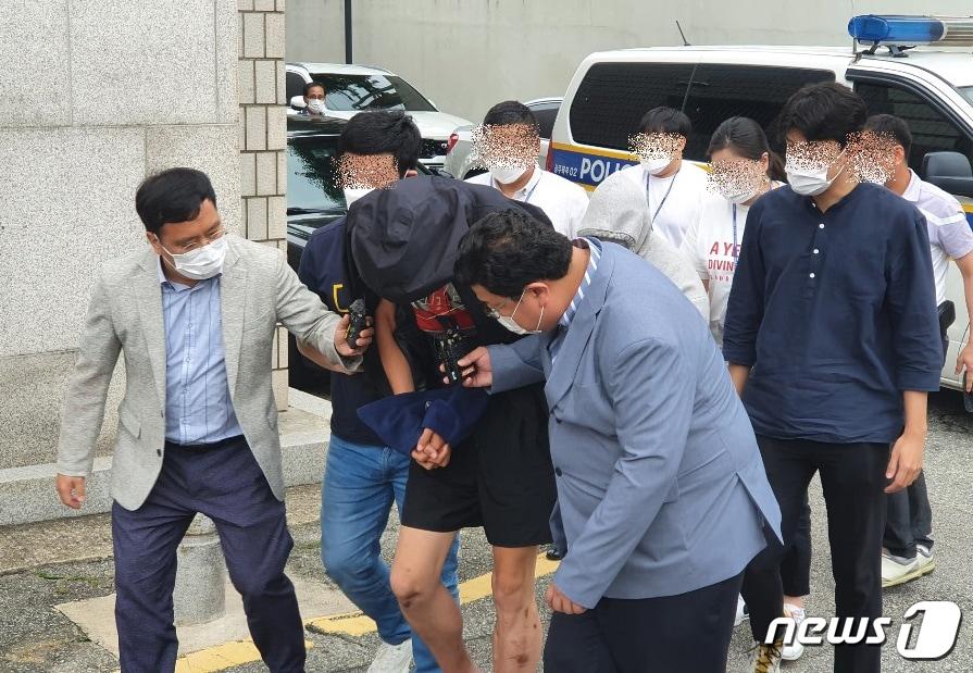 본문 이미지 - 선배를 상습적으로 폭행한 20대 커플이 17일 오전 광주지법 앞에서 구속영장 실질심사를 받기 위해 법원으로 이동하고 있다.(독자제공) 2020.7.17 /뉴스1 ⓒ News1 