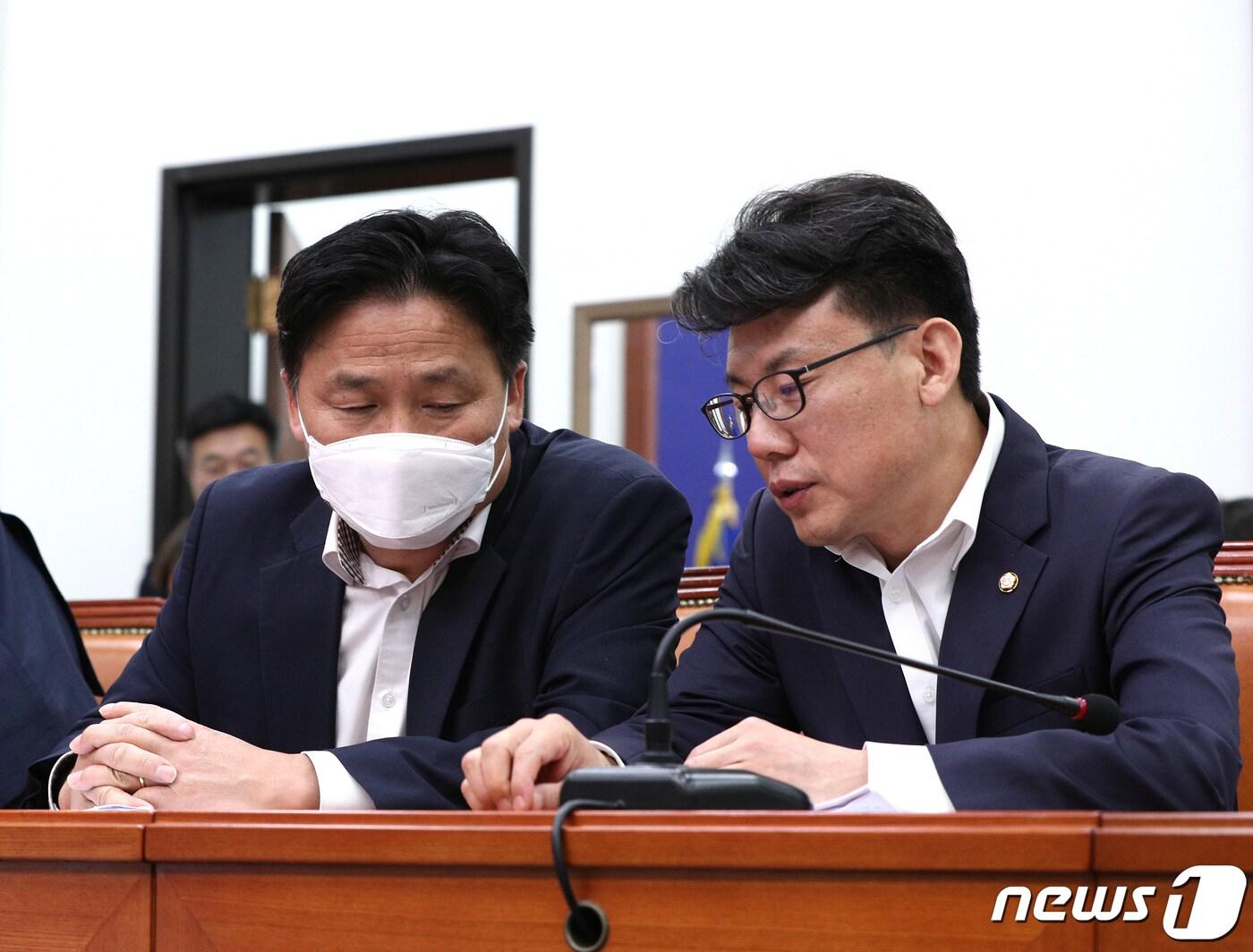 본문 이미지 - 진성준 더불어민주당 의원과 김성원 원내수석이 17일 오전 서울 여의도 국회에서 열린 최고위원회의에서 대화하고 있다. 진 의원은 전날 방송된 MBC '100분 토론'에서 생방송 중 마이크가 꺼진 줄 알고 7·10 부동산 대책에도 집값이 떨어지지 않을 것이라는 취지의 발언을 했다. 2020.7.17/뉴스1 ⓒ News1 신웅수 기자