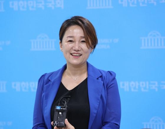 본문 이미지 - 이재정 더불어민주당 의원이 지난 17일 오전 서울 여의도 국회 소통관에서 최고위원 출마 선언을 마친 후 취재진의 질의에 답하고 있다. ⓒ News1 신웅수 기자