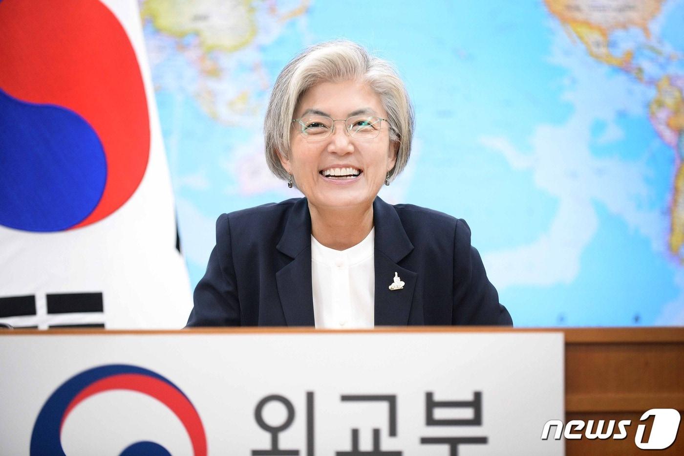 본문 이미지 - 강경화 장관은 7월17일 오후 1시(한국시간) 제17차 믹타[MIKTA] 외교장관회의를 주최했다. 의장국인 우리나라의 제안에 따라 개최된 이번 회의에서 믹타 5개국 외교장관들은 코로나19 팬데믹 하 다자주의 강화 방안 및 향후 믹타 발전 방안에 관해 논의했다.(사진/외교부 제공)  ⓒ 뉴스1