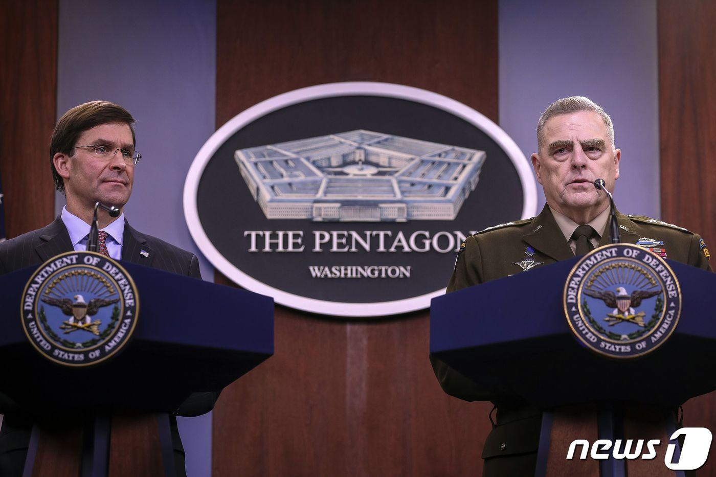마크 에스퍼 미 국방장관(왼쪽)과 마크 밀리 미 합참의장이 미 워싱턴DC 국방부 건물에서 언론 브리핑을 하고 있다.  ⓒ AFP=뉴스1