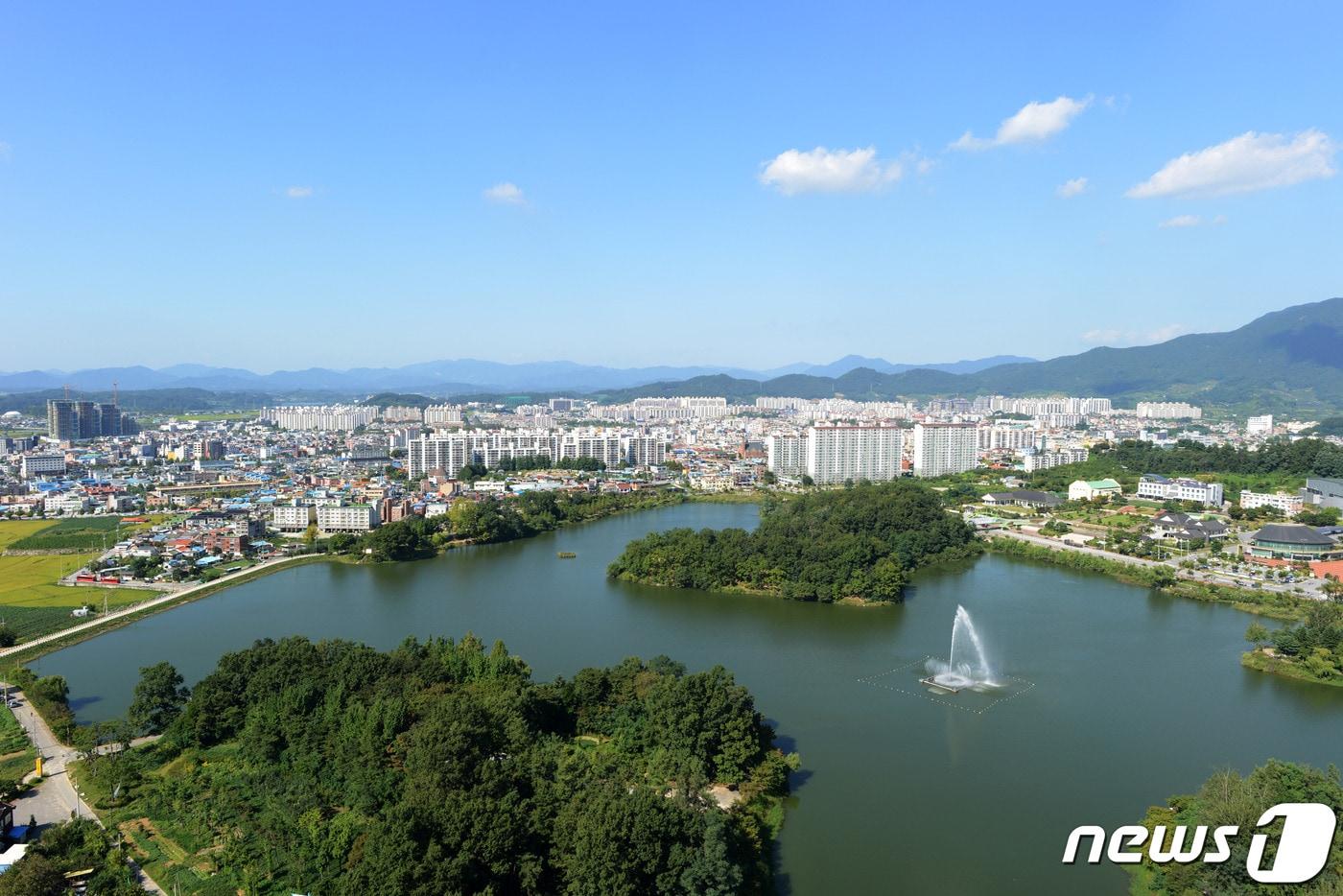 본문 이미지 - 18일 충북 충주시 공약평가위원회가 조길형 시장의 공약사업 이행률이 전반기에만 95%를 넘어섰다고 밝혔다. 사진은 충주시 전경(뉴스1 DB)2020.7.18/ⓒ 뉴스1