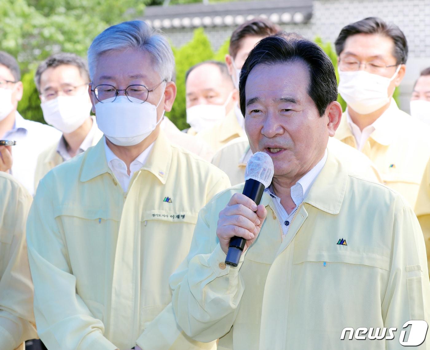 본문 이미지 - 정세균 국무총리가 18일 경기 포천시 일동면 양돈농장에서 아프리카돼지열병 방역 상황을 보고 받은 후 당부의 말을 전하고 있다. 2020.7.18/뉴스1 ⓒ News1 송원영 기자