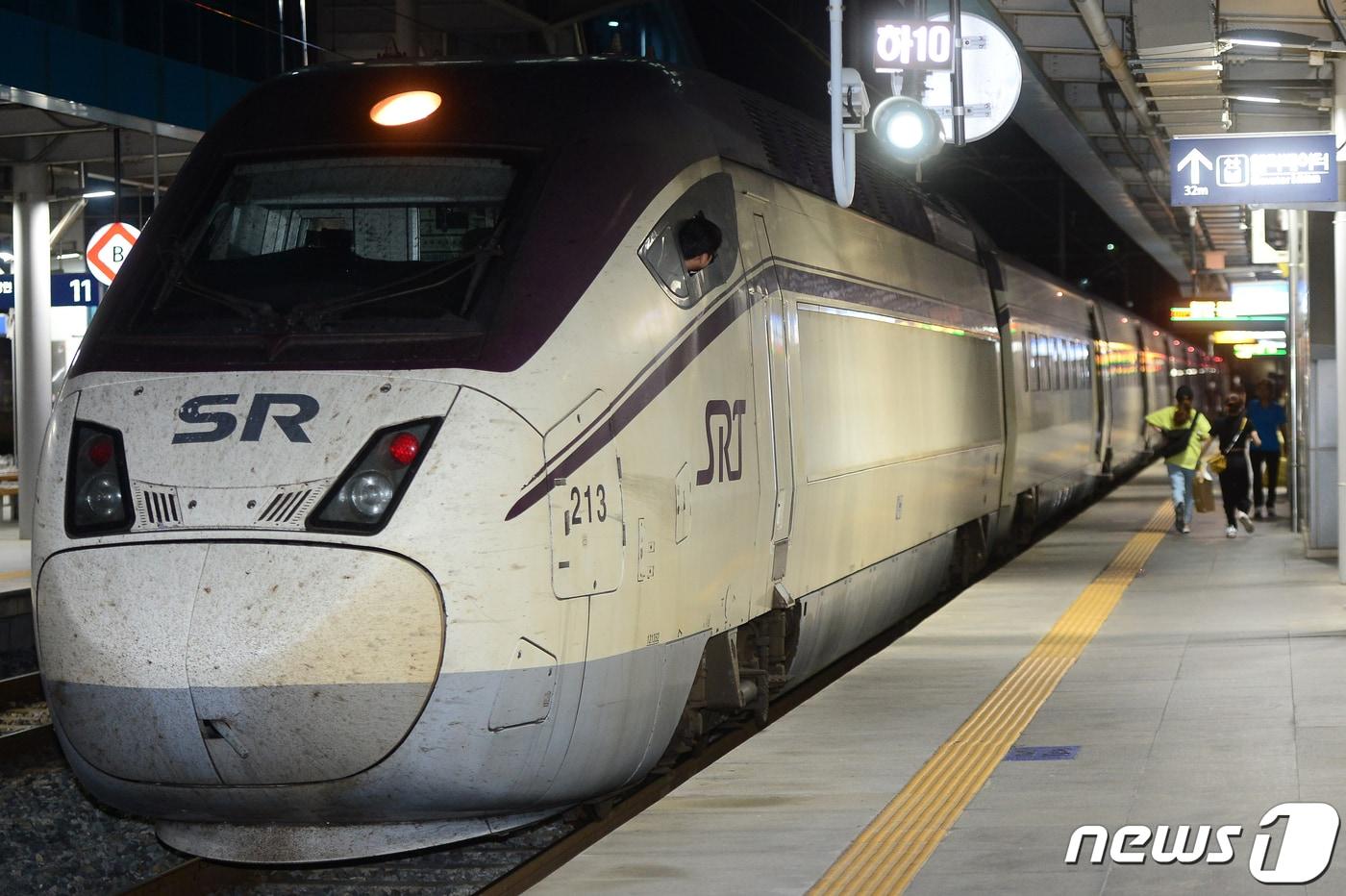 18일 오후 광주 광산구 광주송정역에 도착한 SRT 열차. 2020.7.18/뉴스1 ⓒ News1 한산 기자