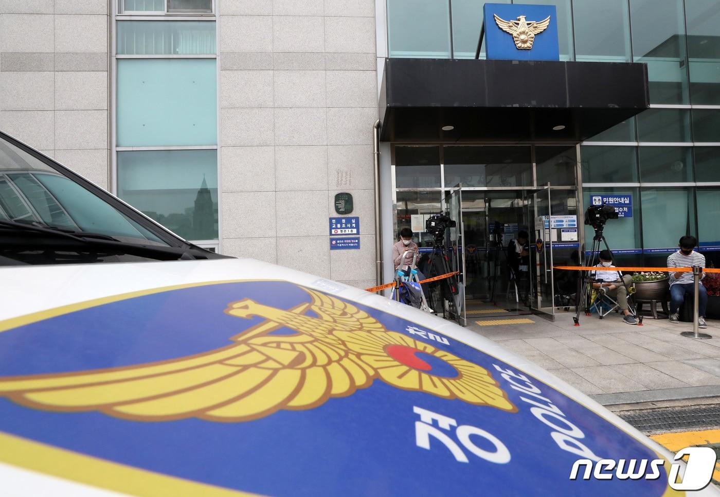 본문 이미지 - 고 박원순 전 서울시장의 사인 규명을 위한 서울시 관계자들에 대한 조사가 진행중인 19일 오후 서울 성북구 성북경찰서 앞에서 취재진들이 대기하고 있다. 2020.7.19/뉴스1 ⓒ News1 이동해 기자