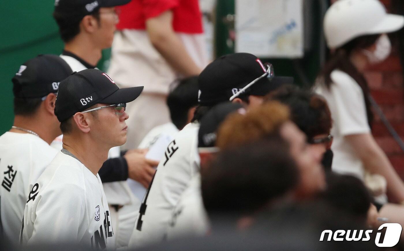 19일 오후 인천 문학야구장에서 열린 '2020 프로야구 신한은행 SOL KBO리그' SK 와이번스와 키움 히어로즈의 경기에서 박경완 SK 감독대행이 경기를 지켜보고 있다. 2020.7.19/뉴스1 ⓒ News1 박정호 기자