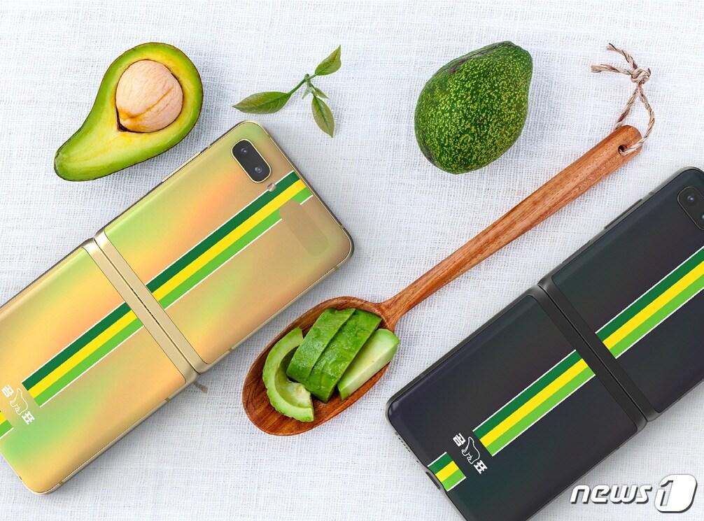 본문 이미지 - 삼성전자가 '갤럭시 Z 플립'을 위한 '커스텀 스킨(Custom Skin)' 부착 서비스를 진행한다고 2일 밝혔다. 사진은 최근 레트로 열풍으로 각광받고 있는 '곰표' 스킨을 적용한 모습.(삼성전자 제공) ⓒ 뉴스1