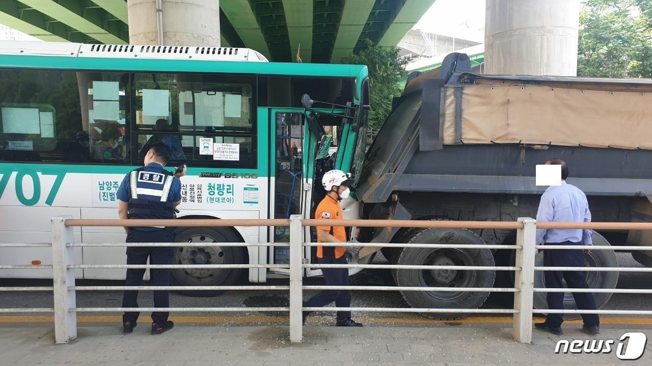 본문 이미지 - 2일 오후 1시47분께 경기 남양주시 퇴계원면 검문소 사거리에서 시내버스가 덤프트럭을 추돌해 14명이 다쳤다. ⓒ 뉴스1