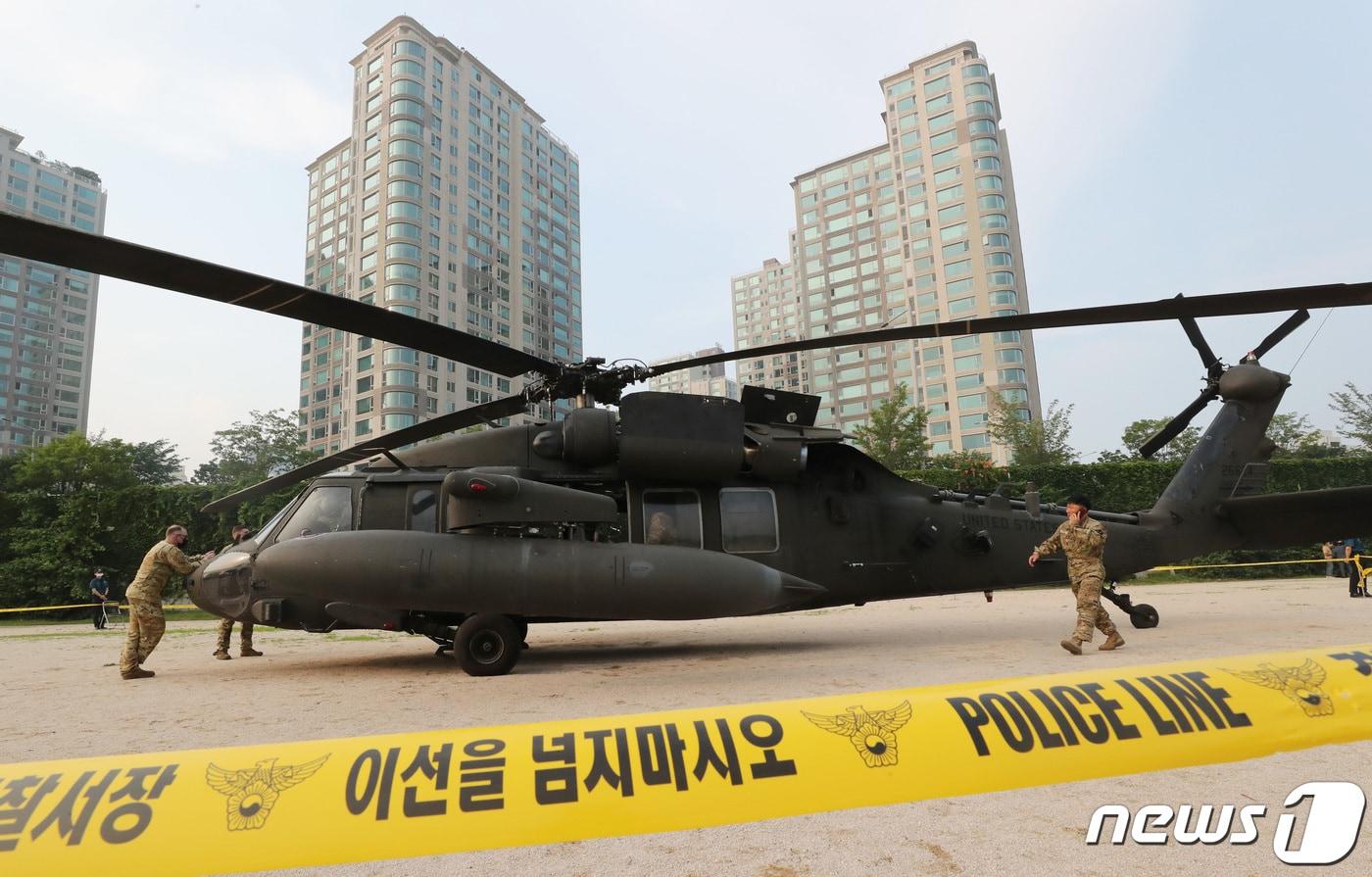 본문 이미지 - 2일 오후 서울 용산구 이촌한강공원에 미군 블랙호크 헬기(UH60)가 엔진결함으로 불시착해 있다. 이 헬기에는 5명이 탑승하고 있었으며 인명 피해는 없는 것으로 알려졌다. 비상 착륙 장소 인근에 설치돼 있던 천막 1개동과 위성 안테나가 비상 착륙으로 인해 파손됐다. 주한미군은 정확한 사고 원인을 조사 중이다. 2020.7.2/뉴스1 ⓒ News1 이성철 기자