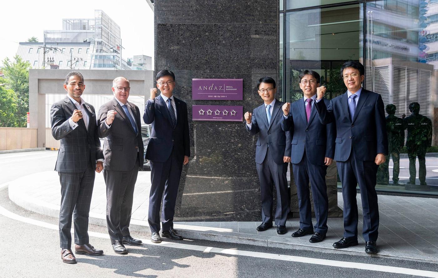 지난 17일 안다즈 서울 강남은 호텔 등급 심사에서 최고 등급인 5성 획득을 기념하며, 현판식을 진행했다. 현판식에는 후안 메르카단테 안다즈 서울 강남 총지배인(왼쪽)을 비롯해 각종 관계자들이 참석했다.