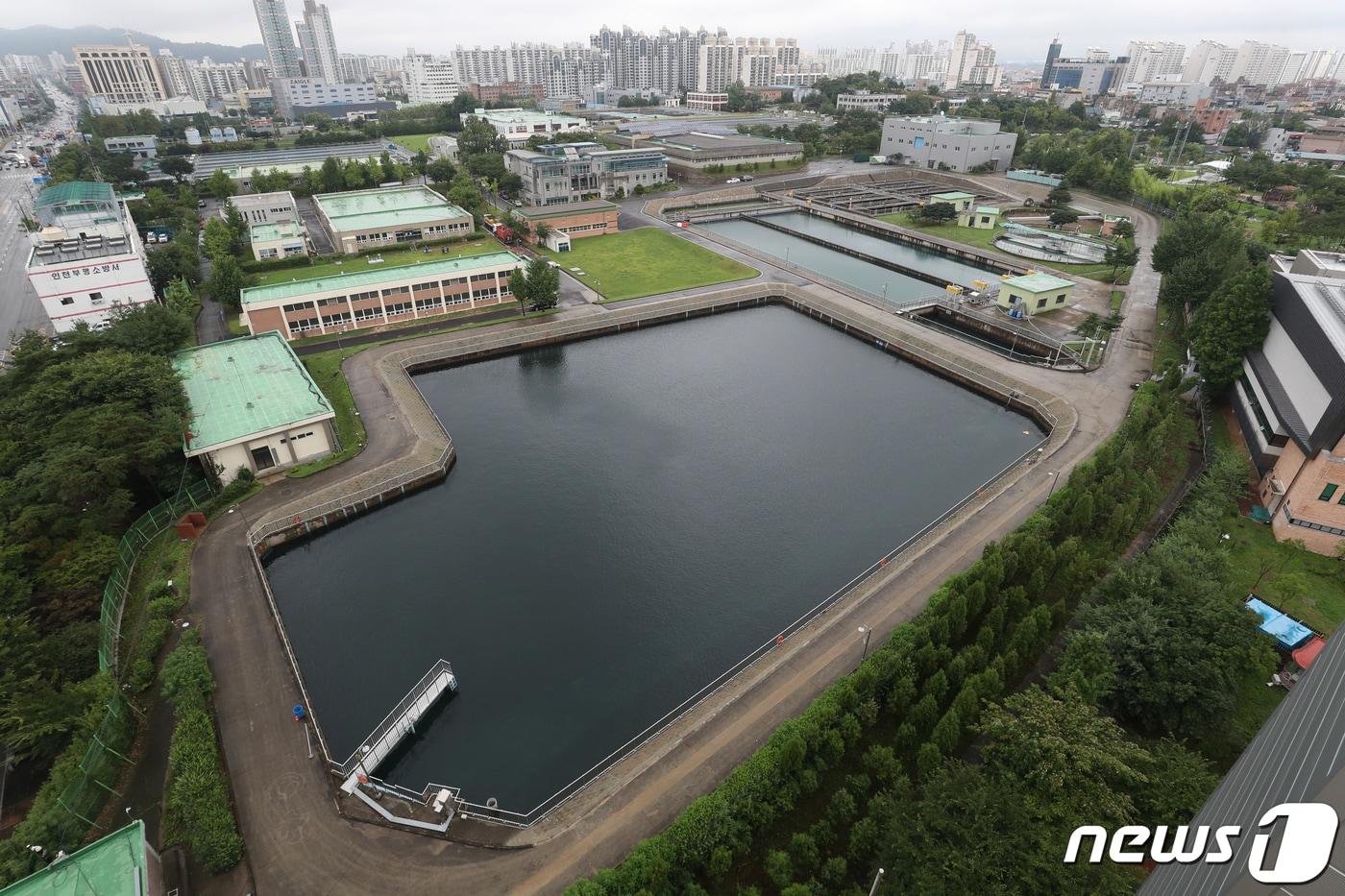 인천시와 부평구가 부평정수장 등 부평권역 배수지 3곳에서 죽은 깔따구 유충으로 추정되는 물체를 발견했다고 19일 밝혔다. 2020.7.20/뉴스1 ⓒ News1 민경석 기자