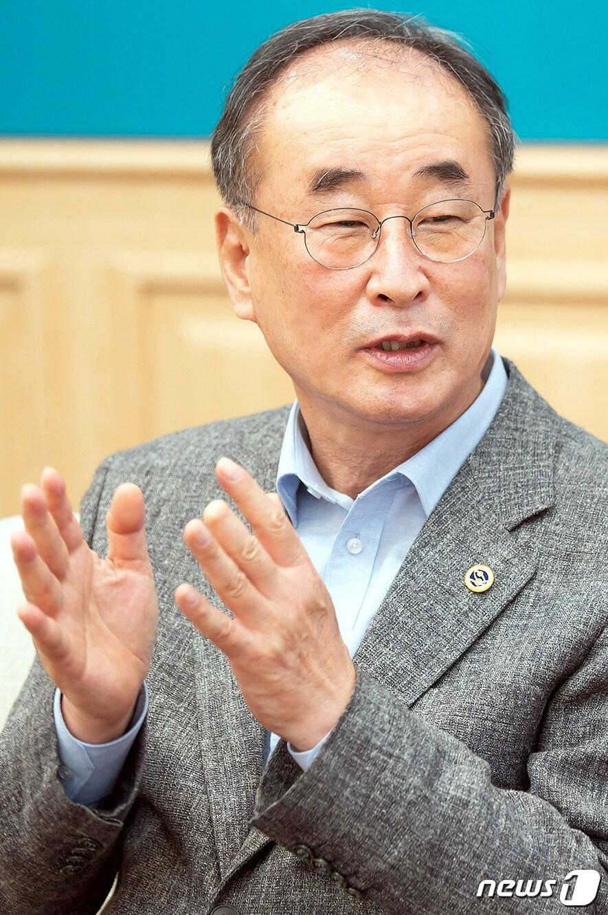 본문 이미지 - 장세용 구미시장이 20일 뉴스1과 인터뷰를 하고 있다. 2020.7.20/ⓒ 뉴스1