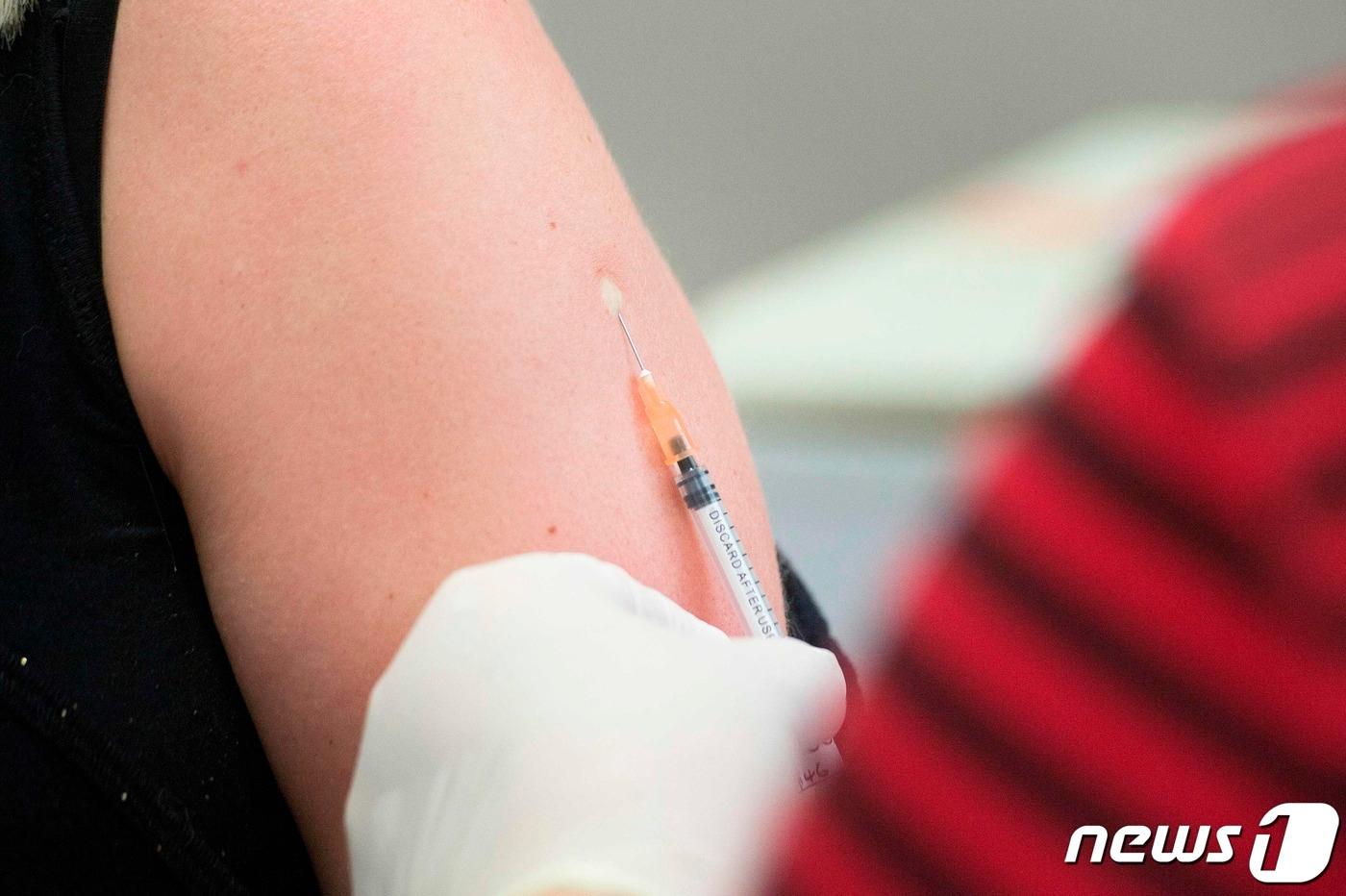 지난 5월4일(현지시간) 실험 지원자가 남아프리카공화국 케이프타운의 한 임상연구기관에서 BCG 백신을 맞고 있다. 