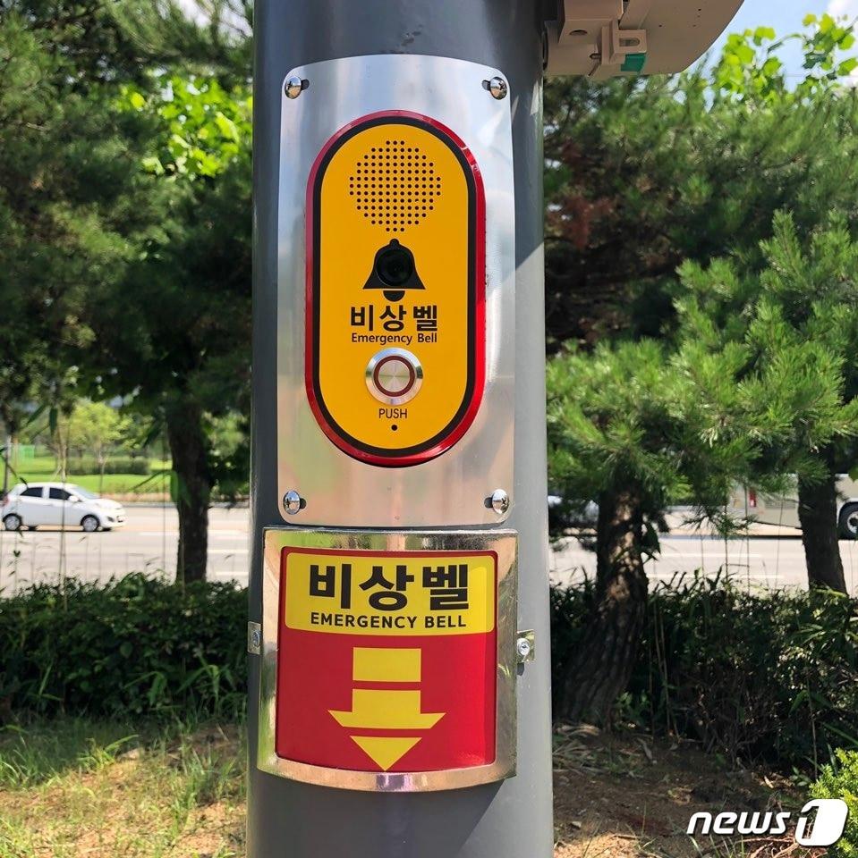 본문 이미지 - 청주흥덕경찰서가 범죄취약지에 설치한  IOT 스마트 비상벨 123개로 주민밀착형 탄력순찰과 보이스피싱 예방요령을 안내방송 한다.(청주흥덕경찰서 제공)2020.7.20.ⓒ 뉴스1