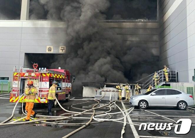 본문 이미지 - 21일 오전 8시 29분쯤 경기도 용인시 처인구 양지면 제일리의 용인 SLC 물류센터에서 화재가 발생했다. 소방당국은 신고 접수 10분 뒤인 오전 8시 39분 관할 소방서 인력 전체가 출동하는 경보령인 대응 1단계를 발령해 차량 63대 인력 120명이 출동해 진화 작업을 벌이고 있다.(소방청 제공)2020.7.21/뉴스1