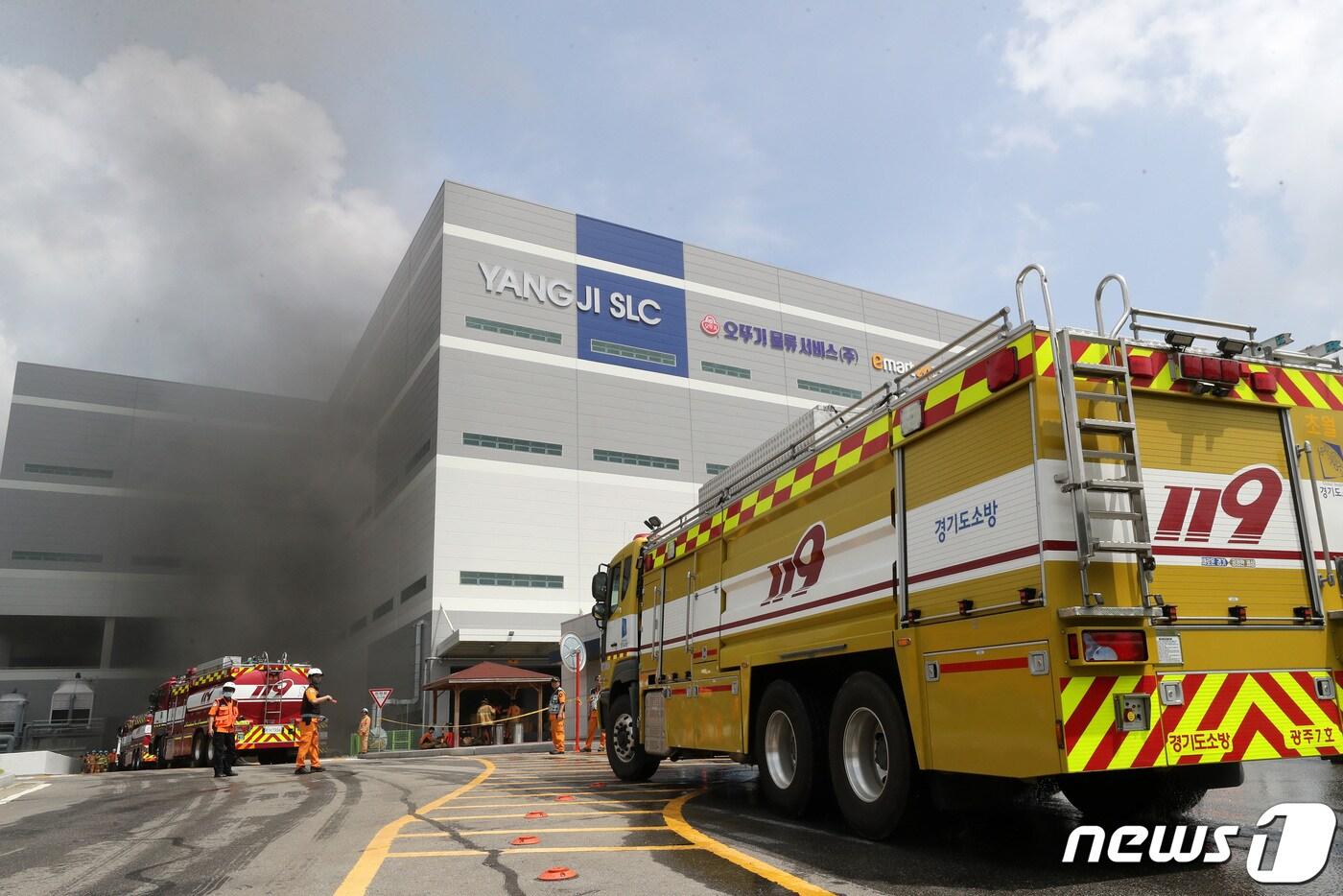 21일 오전 경기도 용인시 양지면의 한 물류센터에서 화재가 발생해 소방대원들이 진화 작업을 펼치고 있다. 2020.7.21/뉴스1 ⓒ News1 조태형 기자