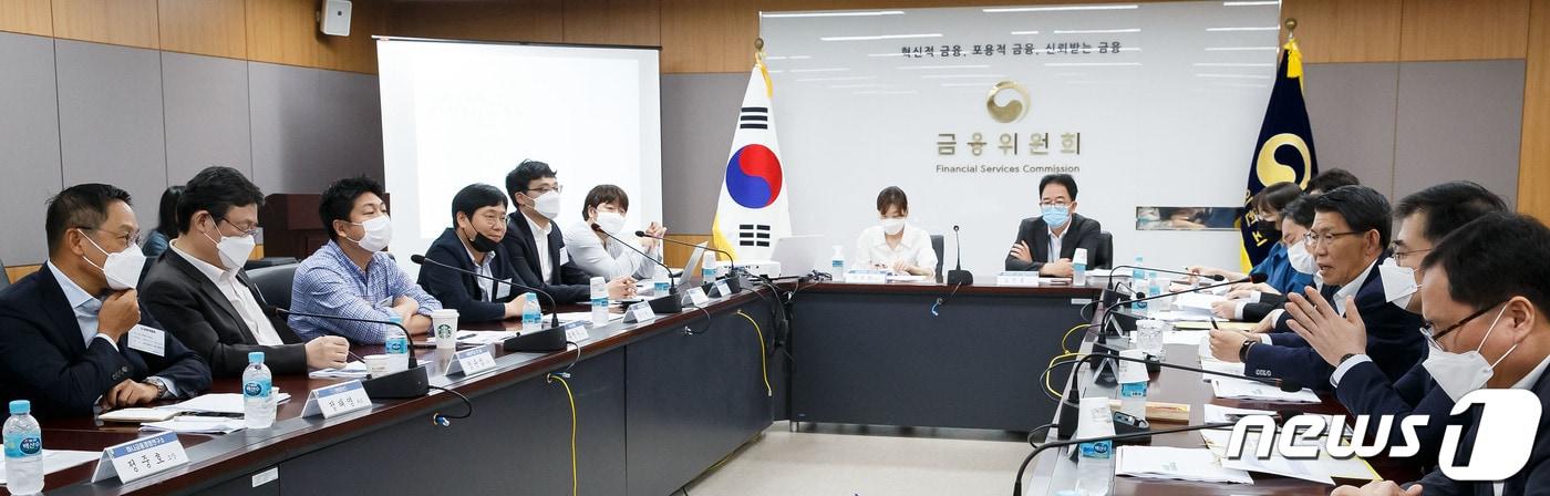 본문 이미지 - 지난해 7월 서울 종로구 정부서울청사에서 열린 열린 '금융회사·빅테크·핀테크와 금융산업 발전방향' 간담회에서 참석자들이 은성수(오른쪽 세 번째) 금융위원장의 발언을 듣고 있다. (금융위원회 제공) /뉴스1