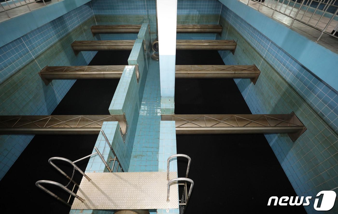 본문 이미지 - 서울 성동구 뚝도아리수정수센터 활성탄 흡착지실. 2020.7.21 ⓒ News1