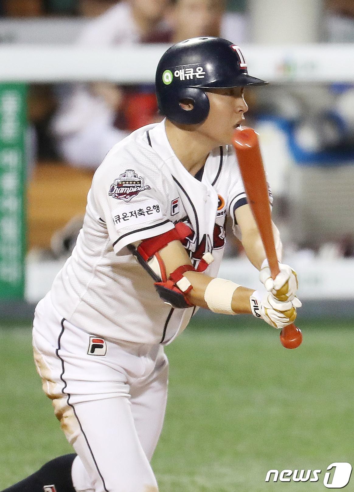 본문 이미지 - 21일 오후 서울 송파구 잠실야구장에서 열린 프로야구 '2020 신한은행 SOL KBO리그' 키움 히어로즈와 두산 베어스의 경기 7회말 무사 주자 없는 상황에서 두산 정수빈이 2루수 앞 땅볼 타구를 치고 있다. 2020.7.21/뉴스1 ⓒ News1 민경석 기자